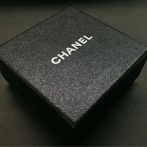 Vintage Chanel button Round coco logo mark Pearl Gold Clip on earrings - Picture 9 of 11